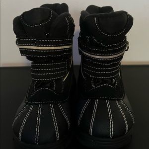 Excellent condition Childrens Place snow boots size 11